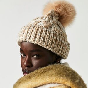 NWT - FREE PEOPLE Summit Cable Pom Beanie